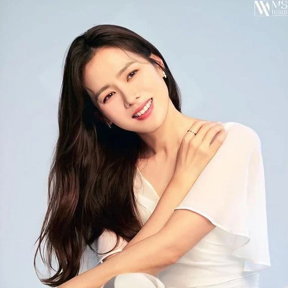 Son Ye Jin cũng là gương mặt được nhiều hãng quảng cáo thời trang, trang sức, mỹ phẩm chọn mặt gửi vàng Son Ye Jin cũng là gương mặt được nhiều hãng quảng cáo thời trang, trang sức, mỹ phẩm "chọn mặt gửi vàng"