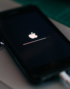 Chuyện lạ: Apple bất ngờ cho phép người dùng hạ cấp iOS