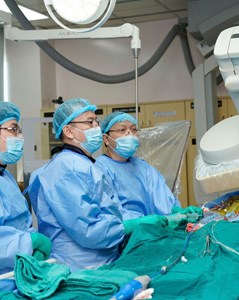 Lựa chọn tối ưu cho người bệnh hẹp van động mạch chủ: TAVI hay SAVR?