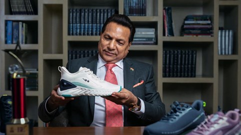 Từ đôi giày chưa tới 10 USD đến tỷ phú mới nhất của Ấn Độ - bài học thành công của ông chủ hãng giày vượt mặt Nike và Adidas 