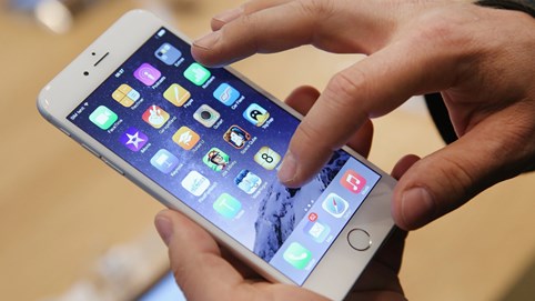 Apple vẫn chưa được buông tha, tiếp tục bị kiện vì bóp hiệu năng trên iPhone