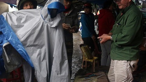 Những người cuối cùng mưu sinh bằng nghề vá áo mưa
