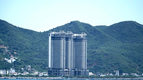 CTCP Khách sạn Bến Du Thuyền bị Ngân hàng Agribank rao bán lần thứ 4 "siêu cao ốc" ở Nha Trang để siết nợ