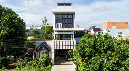 Ngôi nhà với mái lam thép có thể xoay độc đáo giữa lòng xứ Huế