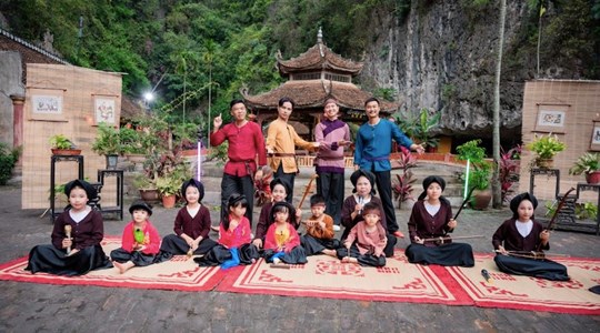 Bố ơi mình đi đâu thế? 2025 - tập 9: Dàn cast mở mini concert tại đình làng, Neko Lê, Trung Ruồi, Duy Hưng lần đầu hát xẩm