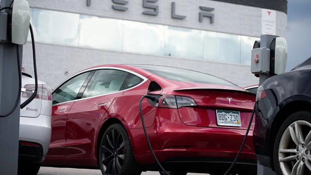 Cơ quan quản lý an toàn giao thông đường bộ Mỹ điều tra hệ thống tự lái của Tesla