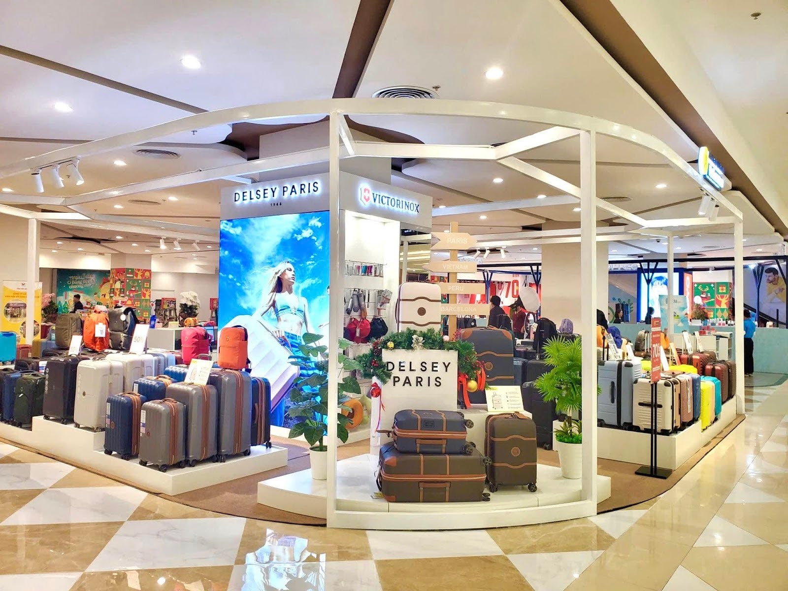 &nbsp;Cửa h&agrave;ng HOL tại tầng B1 - Vincom Mega Mall Royal City - Thanh Xu&acirc;n, H&agrave; Nội