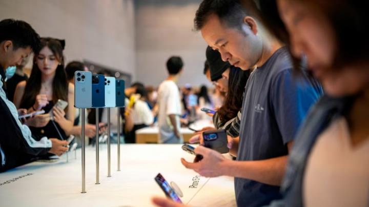 Doanh thu iPhone ở Trung Quốc giảm mạnh trong tuần đầu năm 2024. (Ảnh: Reuters)&nbsp;
