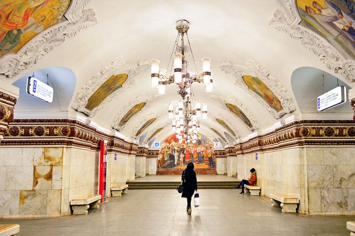 C&aacute;c nh&agrave; ga t&agrave;u điện ngầm ở Moskva được v&iacute; như những &ldquo;bảo t&agrave;ng&rdquo; nghệ thuật của nước Nga bởi lối thiết kế trang trọng, tinh xảo, c&oacute; vẻ đẹp nguy nga như cung điện. &nbsp;