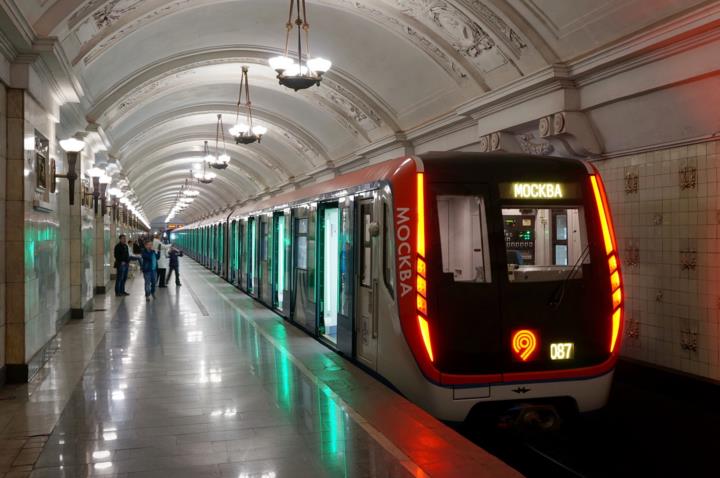 T&iacute;nh đến năm 2024, tổng chiều d&agrave;i c&aacute;c tuyến t&agrave;u điện ngầm ở Moskva đ&atilde; l&ecirc;n tới hơn 466 km, gồm 263 nh&agrave; ga v&agrave; 14 tuyến. &nbsp;