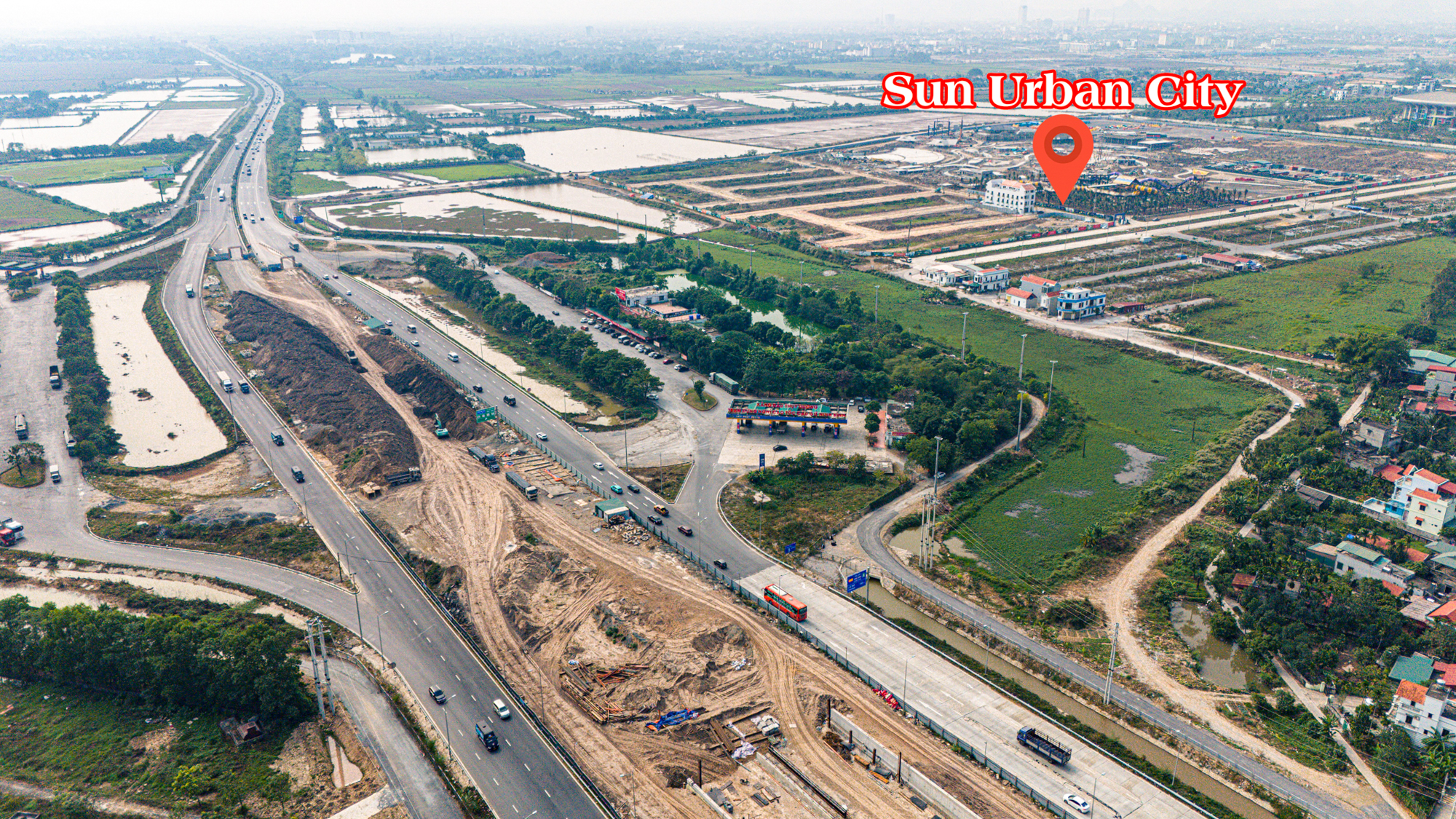 Sun Urban City với vị trí lý tưởng, “tâm điểm” giao thoa các tuyến giao thông trọng điểm, cách Hà Nội chỉ khoảng 50km. Sun Urban City với vị trí lý tưởng, “tâm điểm” giao thoa các tuyến giao thông trọng điểm, cách Hà Nội chỉ khoảng 50km. 