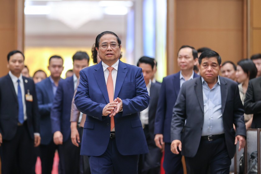 Thủ tướng Phạm Minh Ch&iacute;nh c&ugrave;ng c&aacute;c đại biểu dự Hội nghị. Ảnh VGP.