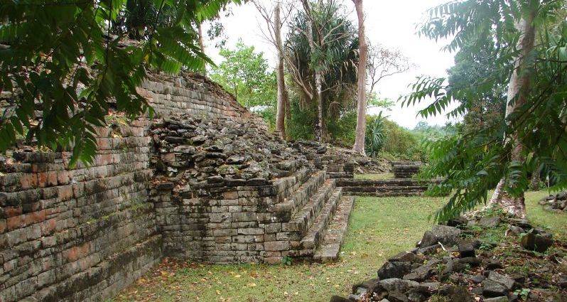 &nbsp; T&agrave;n t&iacute;ch của một ng&ocirc;i đền Maya.