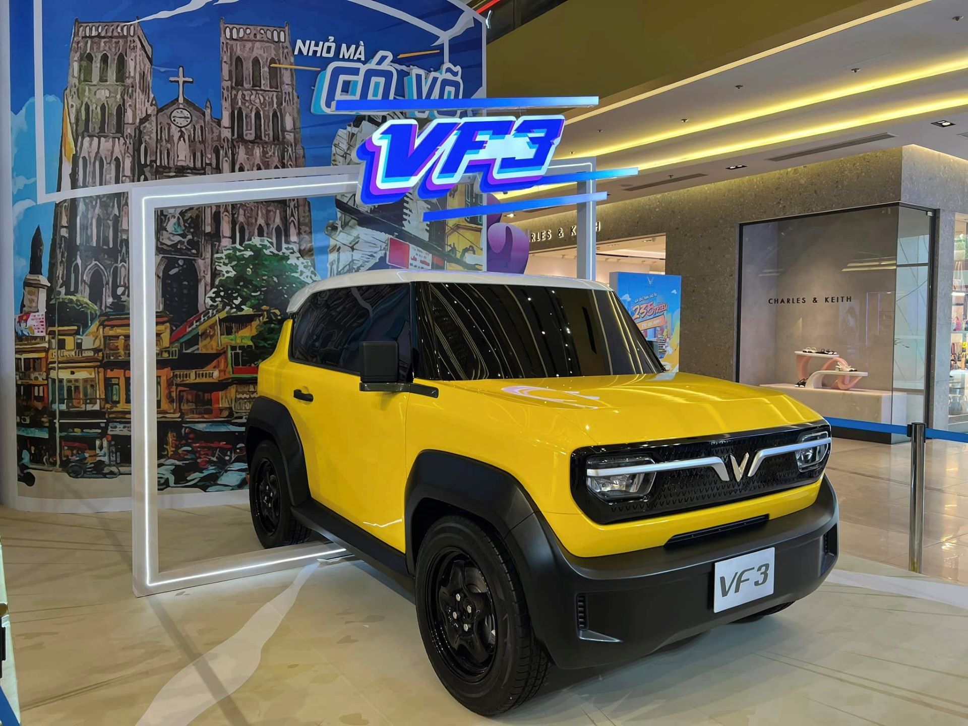 Mẫu xe VF 3 được trưng b&agrave;y tại Trung t&acirc;m Thương mại Vincom Center Trần Duy Hưng. &nbsp;