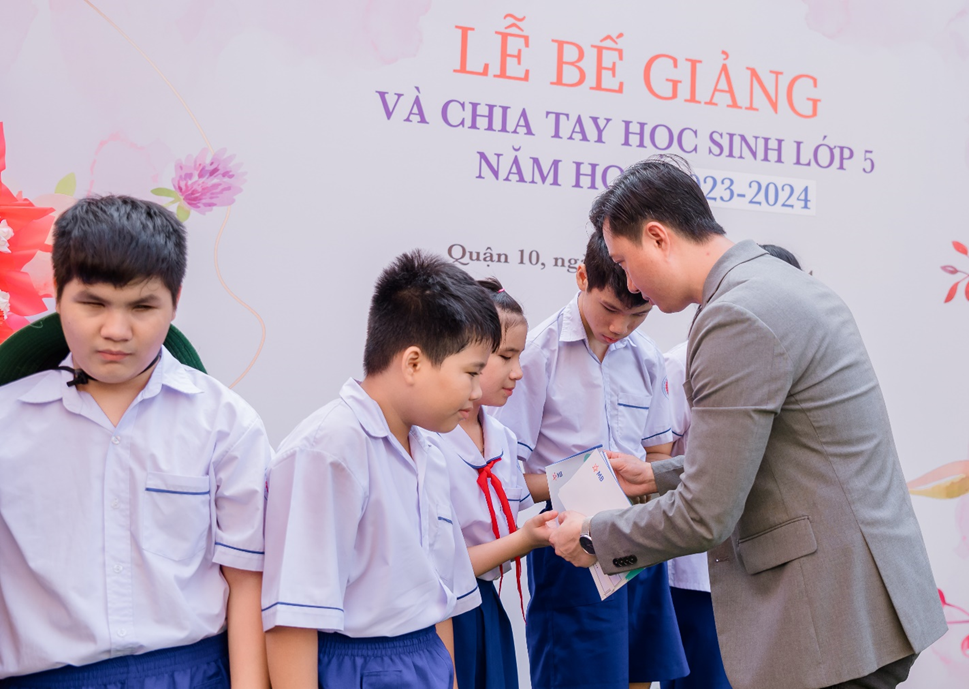Đại diện MB Ageas Life trao tặng gần 100 suất học bổng cho các em học sinh Đại diện MB Ageas Life trao tặng gần 100 suất học bổng cho các em học sinh