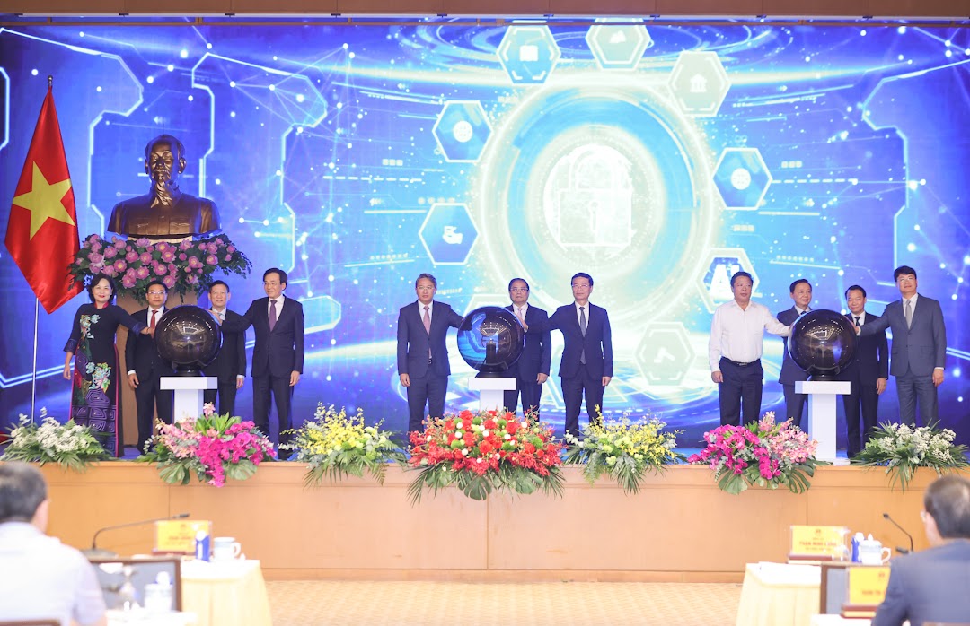 Thủ tướng Chính phủ Phạm Minh Chính cùng các đại biểu thực hiện nghi thức bấm nút khai trương Cổng Pháp luật quốc gia - Ảnh: VGP/Nhật Bắc Thủ tướng Chính phủ Phạm Minh Chính cùng các đại biểu thực hiện nghi thức bấm nút khai trương Cổng Pháp luật quốc gia - Ảnh: VGP/Nhật Bắc