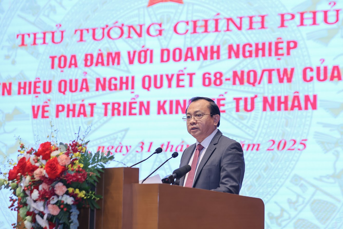 Thứ trưởng Bộ Tài chính Lê Tấn Cận trình bày báo cáo.
