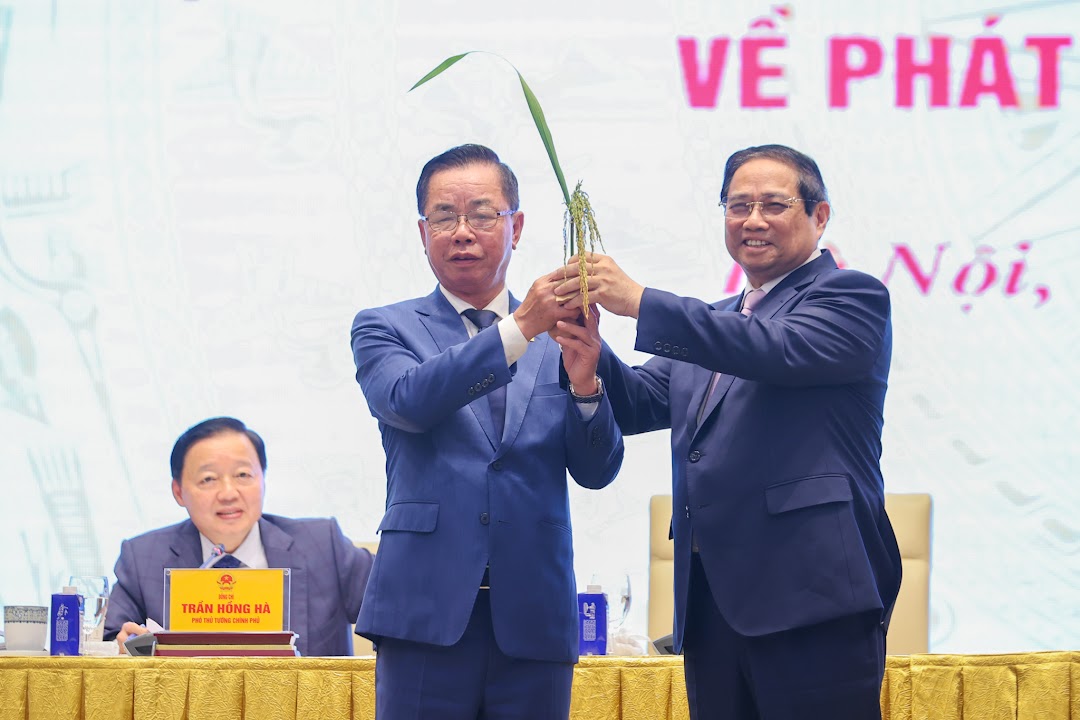 Ông Trần Mạnh Báo tặng Thủ tướng bông lúa nhiều hạt - Ảnh: VGP/Nhật Bắc Ông Trần Mạnh Báo tặng Thủ tướng bông lúa nhiều hạt - Ảnh: VGP/Nhật Bắc