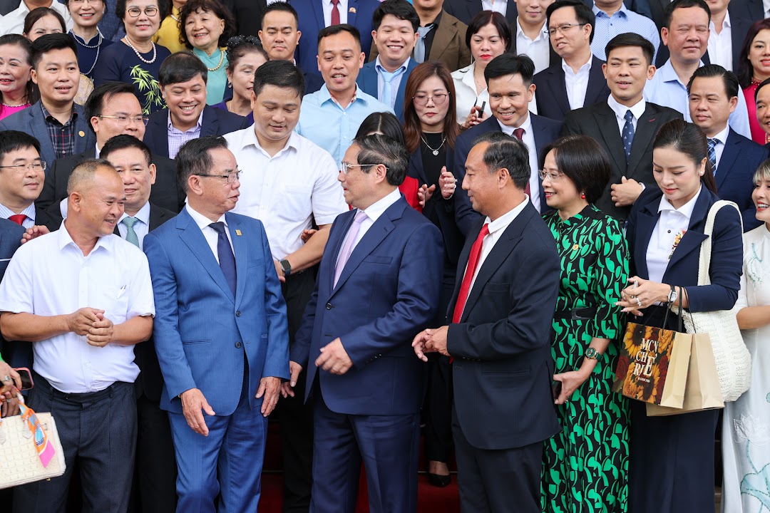 Thủ tướng trao đổi với các doanh nghiệp sau buổi Tọa đàm - Ảnh: VGP/Nhật Bắc Thủ tướng trao đổi với các doanh nghiệp sau buổi Tọa đàm - Ảnh: VGP/Nhật Bắc