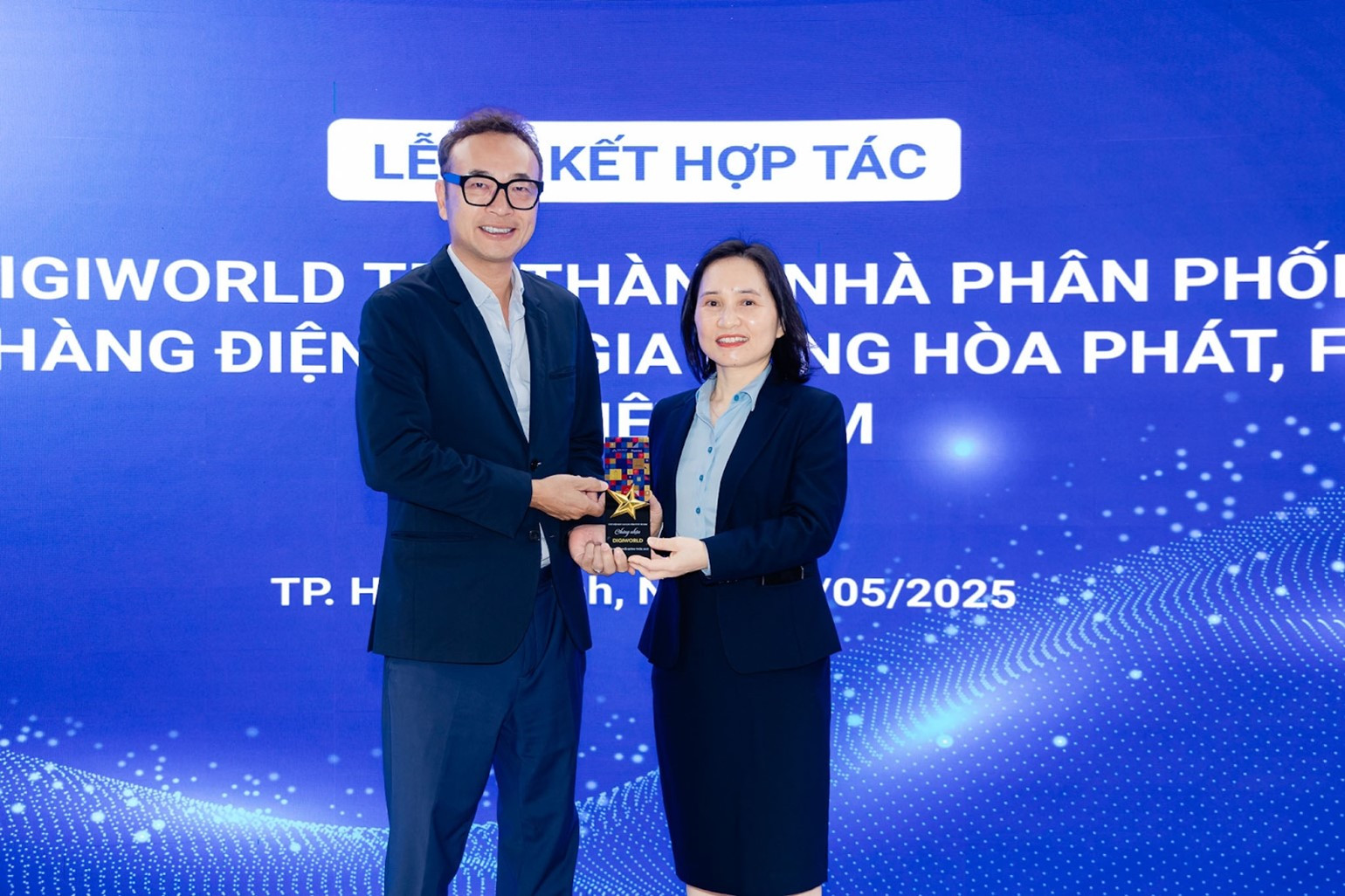 Bà Nguyễn Thị Thảo Nguyên - Phó Tổng Giám đốc Tập đoàn Hòa Phát, Tổng Giám đốc TCT Điện máy Gia dụng Hòa Phát trao chứng nhận Nhà phân phối chính thức cho ông Đoàn Hồng Việt - Chủ tịch HĐQT Digiworld Bà Nguyễn Thị Thảo Nguyên - Phó Tổng Giám đốc Tập đoàn Hòa Phát, Tổng Giám đốc TCT Điện máy Gia dụng Hòa Phát trao chứng nhận Nhà phân phối chính thức cho ông Đoàn Hồng Việt - Chủ tịch HĐQT Digiworld