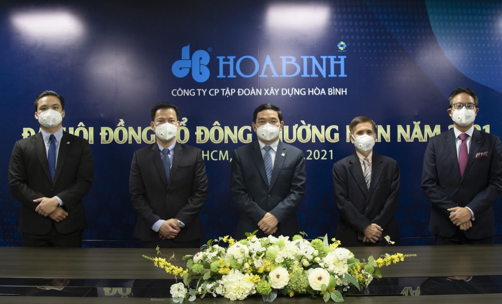 ĐHCĐ Hòa Bình: Thoái vốn thu về 500-800 tỷ đồng, trả lời câu hỏi về làm giá cổ phiếu - Ảnh 1 ĐHCĐ Hòa Bình: Thoái vốn thu về 500-800 tỷ đồng, trả lời câu hỏi về làm giá cổ phiếu - Ảnh 1