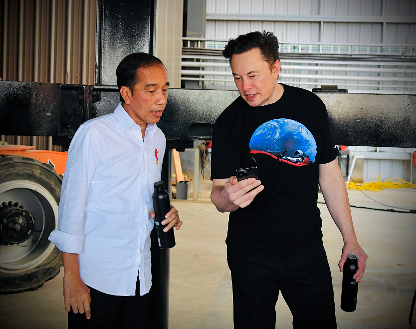 Tổng thống Indonesia&nbsp;Joko Widodo v&agrave; Elon Musk. Ảnh: Reuters.
