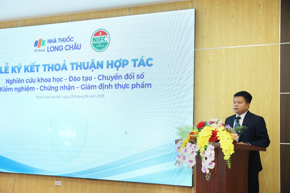 PGS.TS. Trần Cao Sơn, Phó Viện trưởng Viện Kiểm nghiệm an toàn vệ sinh thực phẩm Quốc gia phát biểu tại sự kiện. PGS.TS. Trần Cao Sơn, Phó Viện trưởng Viện Kiểm nghiệm an toàn vệ sinh thực phẩm Quốc gia phát biểu tại sự kiện.
