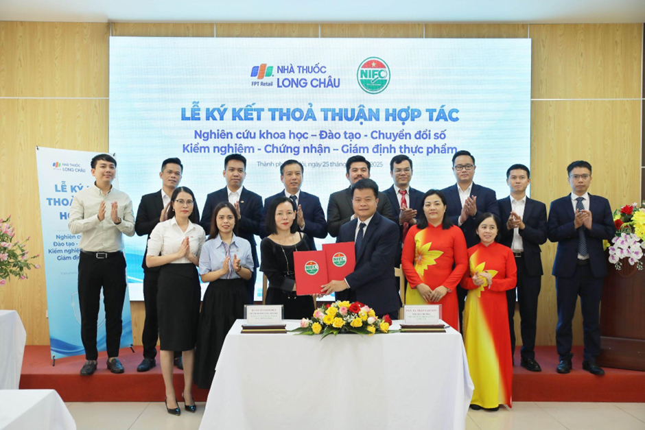 Lễ ký kết thỏa thuận hợp tác giữa Long Châu và Viện Kiểm nghiệm an toàn vệ sinh thực phẩm Quốc gia – Bộ Y tế. Lễ ký kết thỏa thuận hợp tác giữa Long Châu và Viện Kiểm nghiệm an toàn vệ sinh thực phẩm Quốc gia – Bộ Y tế.