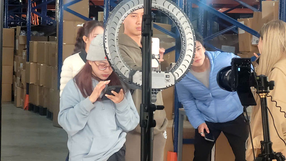 Việc livestream bán hàng đã trở thành nghề kinh doanh “hốt bạc” của nhiều KOL. Ảnh: Minh họa Việc livestream bán hàng đã trở thành nghề kinh doanh “hốt bạc” của nhiều KOL. Ảnh: Minh họa