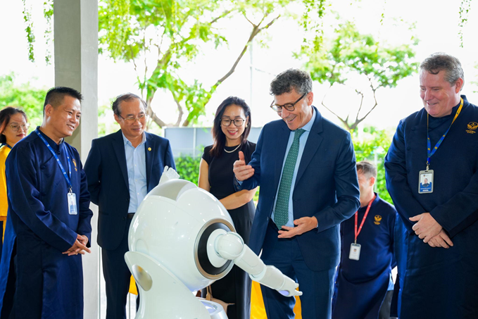 Ông Jonathan Baker - Trưởng Đại diện Văn phòng UNESCO tại Việt Nam trong chuyến thăm Victoria School (6/2024) Ông Jonathan Baker - Trưởng Đại diện Văn phòng UNESCO tại Việt Nam trong chuyến thăm Victoria School (6/2024)