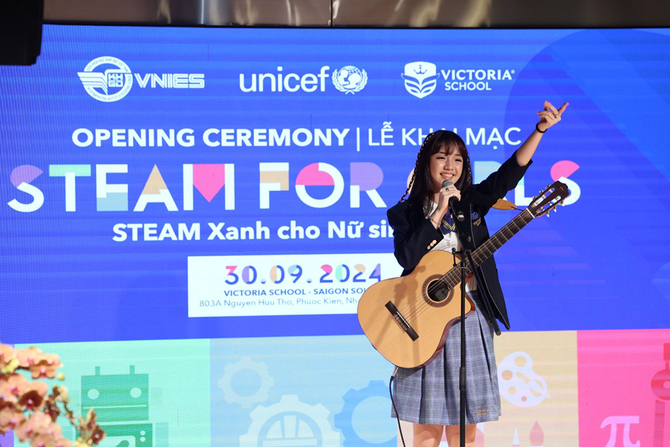 Izara Thiên Nga - Học sinh tài năng biểu diễn tại các hoạt động, sự kiện của trường. Izara Thiên Nga - Học sinh tài năng biểu diễn tại các hoạt động, sự kiện của trường.