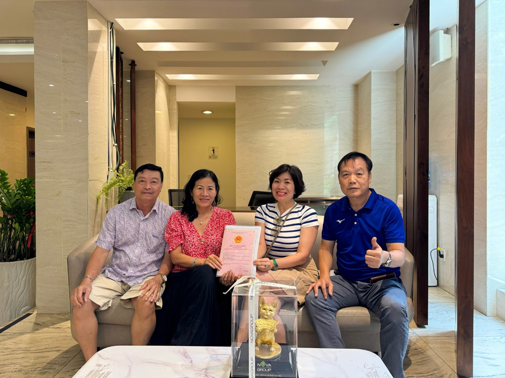 Gia đình ông Nguyễn Hồng Sơn vui mừng trong ngày nhận sổ hồng Gia đình ông Nguyễn Hồng Sơn vui mừng trong ngày nhận sổ hồng