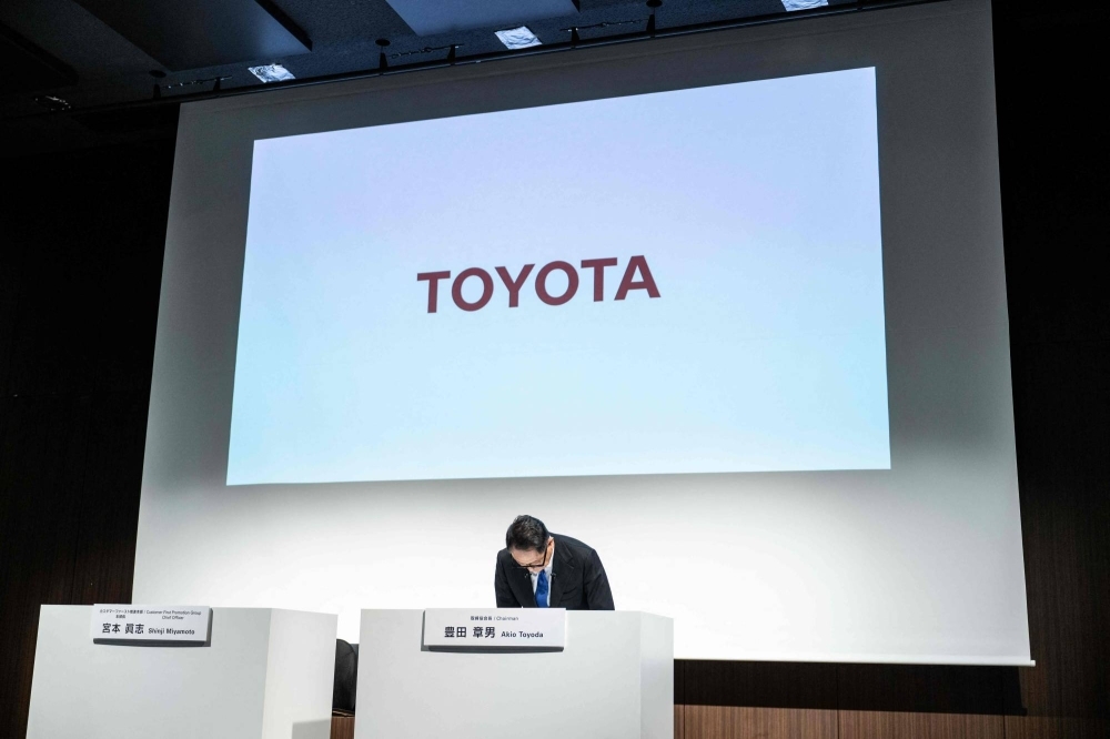 Chủ tịch Toyota Motor Akio Toyoda xin lỗi trong một cuộc họp b&aacute;o ở Tokyo v&agrave;o đầu tuần n&agrave;y. (Ảnh: AFP).