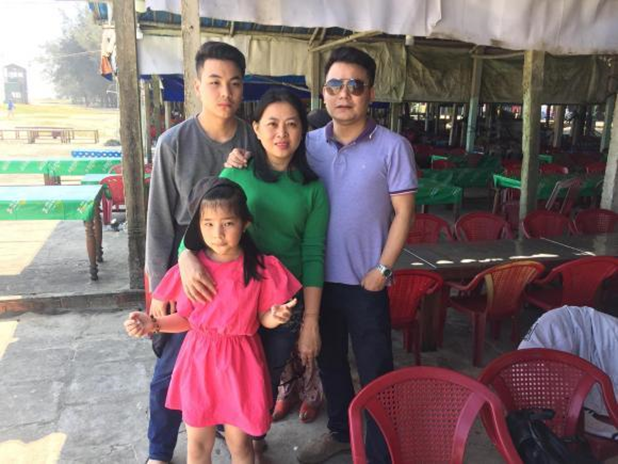 Tấm hình hiếm hoi của Trịnh Mai Nguyên bên gia đình