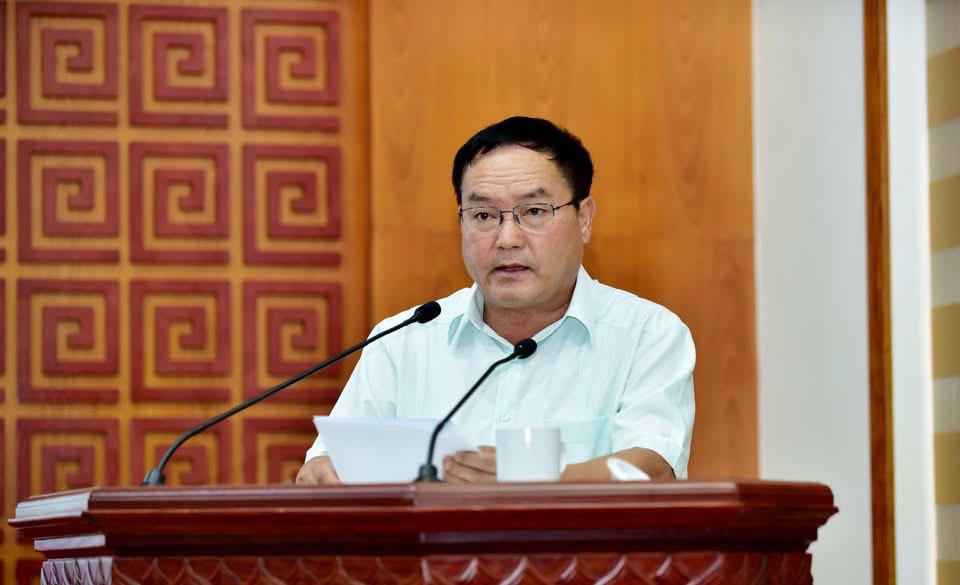 Ông Giàng A Tính phát biểu tại hội nghị.