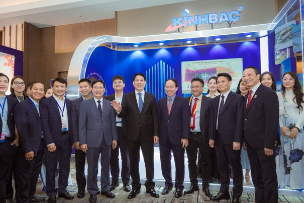 Chủ tịch nước Lương Cường thăm gian hàng triển lãm của KBC trong khuôn khổ các sự kiện bên lề Hội nghị Chủ tịch nước Lương Cường thăm gian hàng triển lãm của KBC trong khuôn khổ các sự kiện bên lề Hội nghị