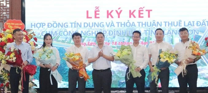 Phó Chủ tịch UBND tỉnh Lạng Sơn tặng hoa chúc mừng nhà đầu tư và các doanh nghiệp thuê lại đất cụm công nghiệp. Phó Chủ tịch UBND tỉnh Lạng Sơn tặng hoa chúc mừng nhà đầu tư và các doanh nghiệp thuê lại đất cụm công nghiệp.