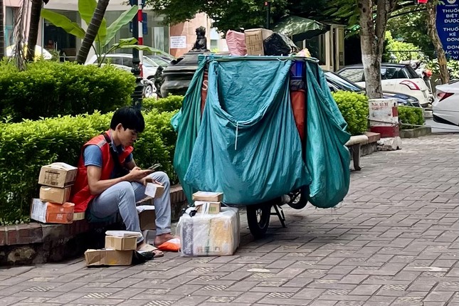 Sẽ khuyến kh&iacute;ch tiến tới hạn chế việc sử dụng nhựa một lần trong đ&oacute;ng g&oacute;i h&agrave;ng ho&aacute;, sản phẩm thương mại điện tử. Ảnh: Tuệ Minh. &nbsp;