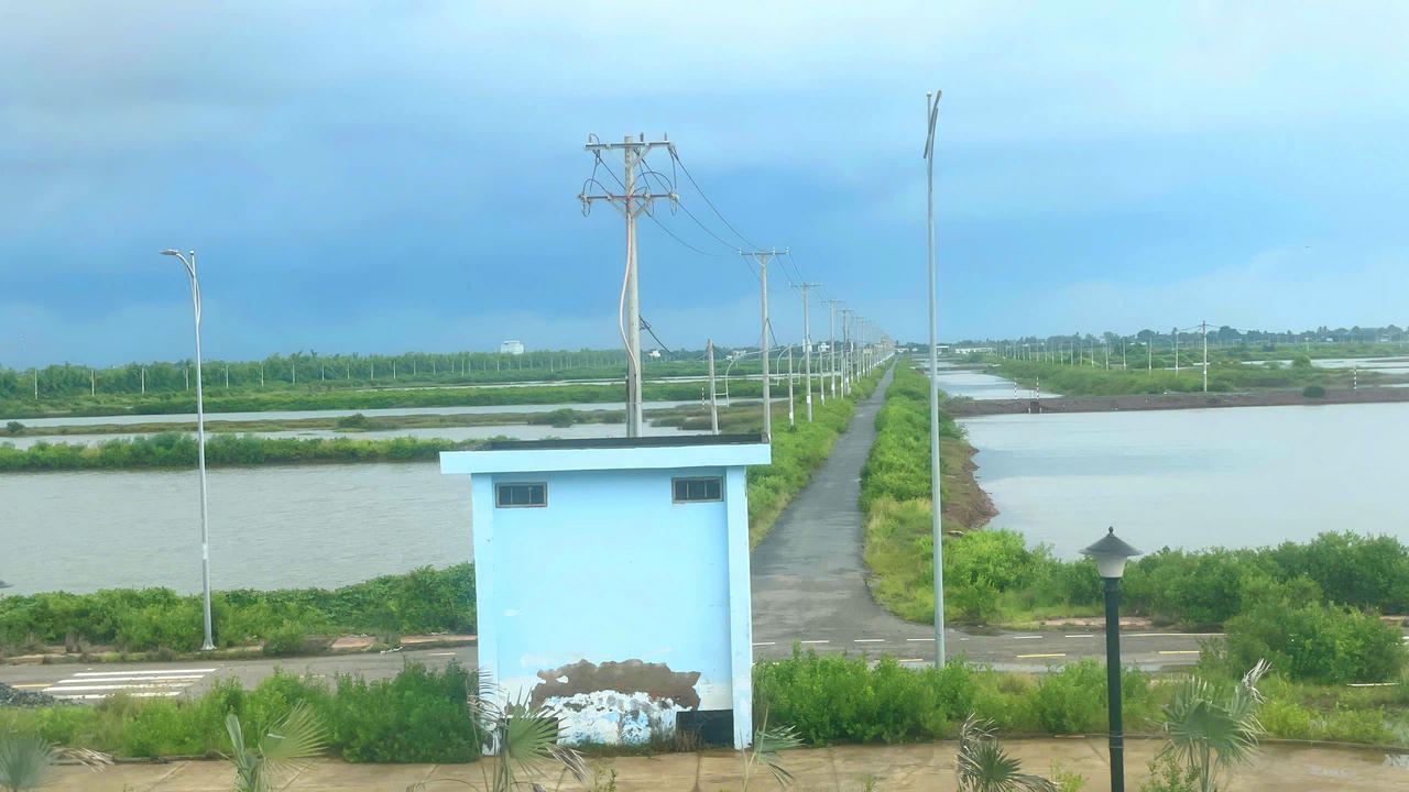 Một góc Khu nông nghiệp ứng dụng công nghệ cao phát triển tôm Bạc Liêu.