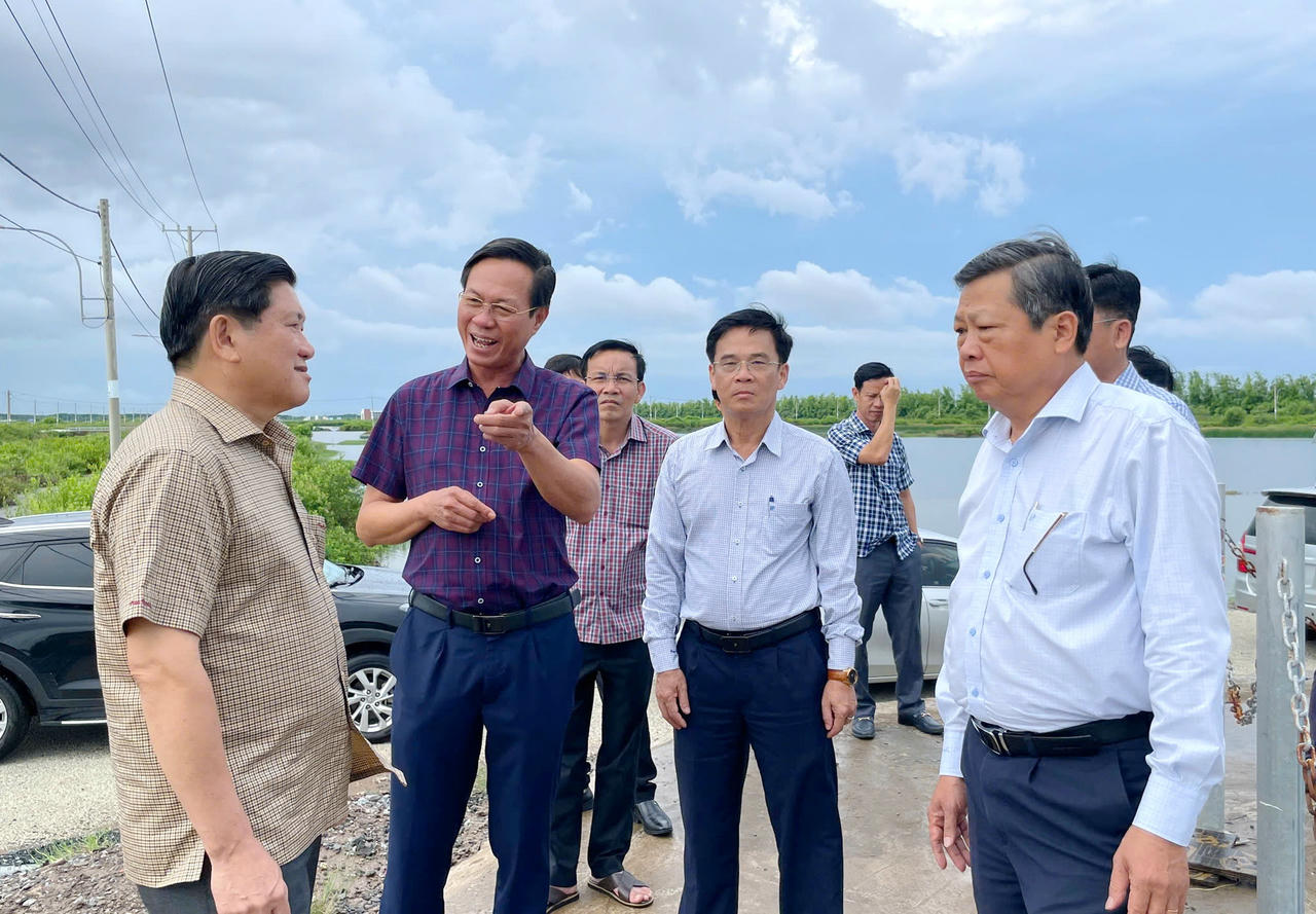 Ông Lê Văn Sử – Phó Chủ tịch UBND tỉnh Cà Mau (thứ nhất bên trái), cùng đoàn công tác khảo sát thực tế tại Khu nông nghiệp ứng dụng công nghệ cao phát triển tôm Bạc Liêu. (Đi cùng đoàn có ông Phạm Hoàng Minh – Giám đốc Ban Quản lý Khu nông nghiệp ứng dụng công nghệ cao phát triển tôm Bạc Liêu, đứng thứ nhất bên phải).