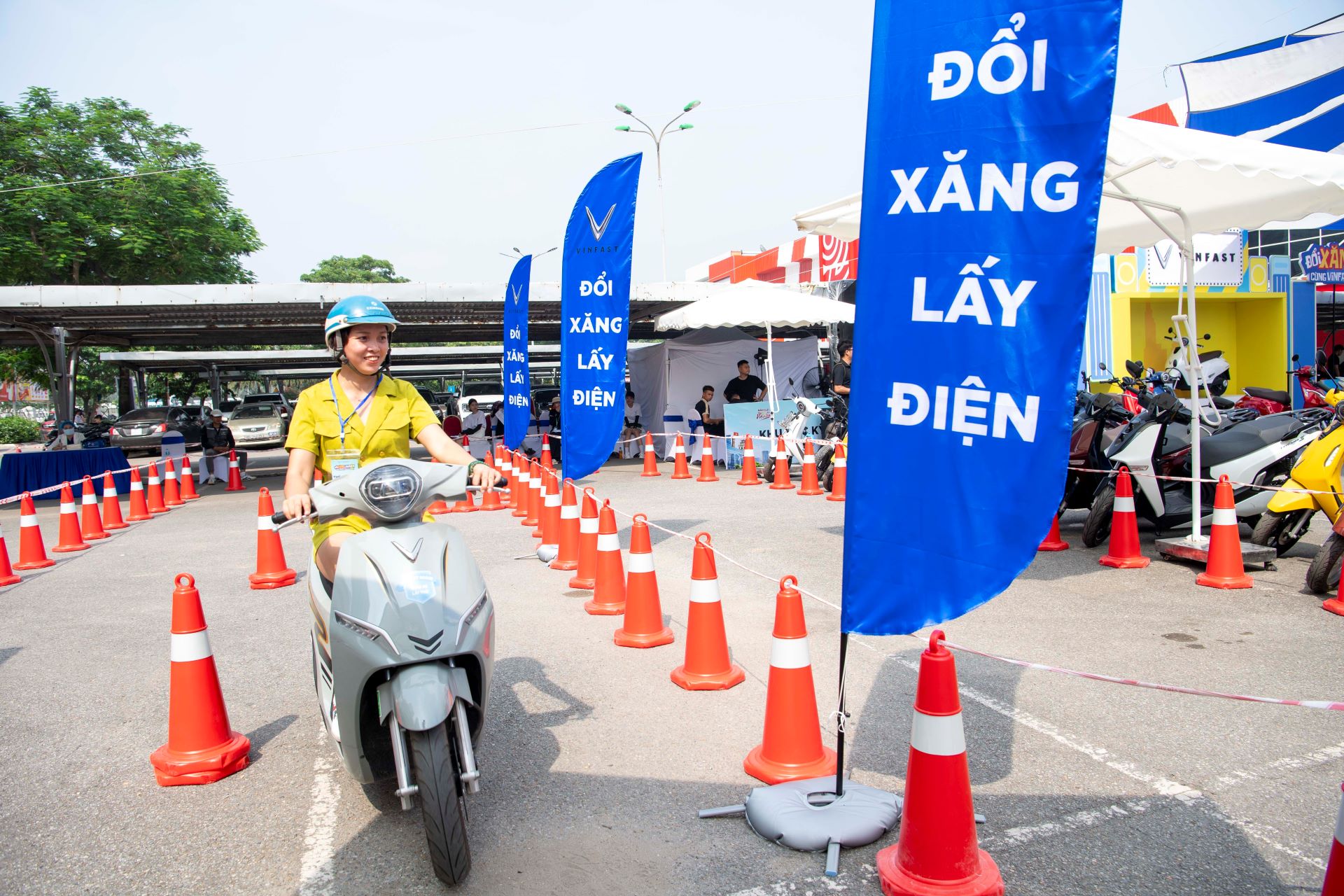 Chị Tống Thanh Ngọc (Hà Nội) thử xe trước khi quyết định đổi chiếc Piaggio Vespa sang Feliz Neo. Chị Tống Thanh Ngọc (Hà Nội) thử xe trước khi quyết định đổi chiếc Piaggio Vespa sang Feliz Neo.
