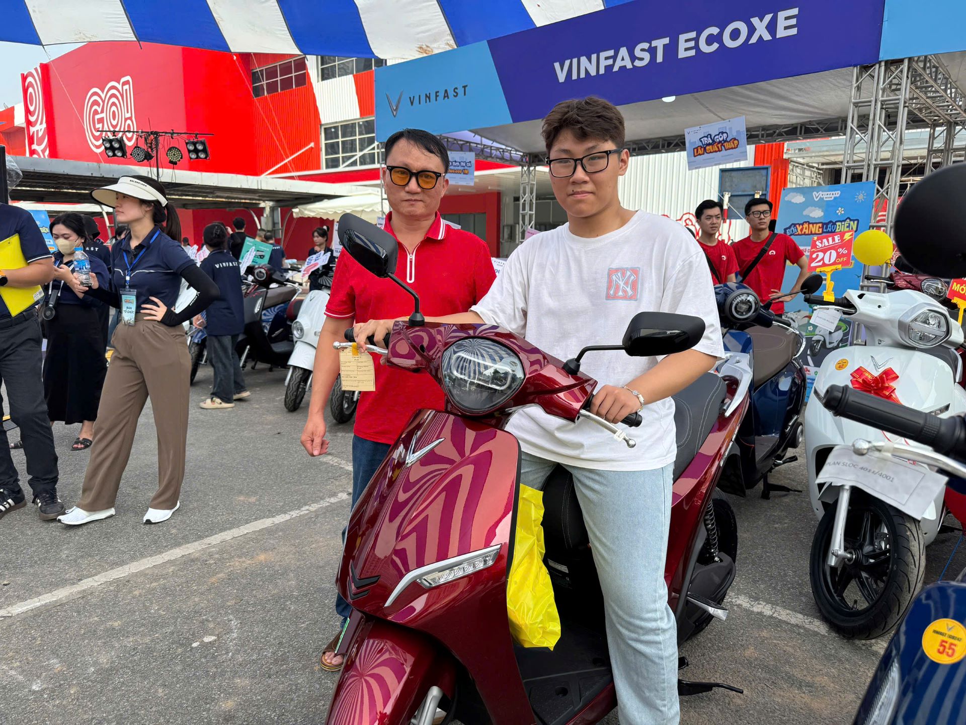 Ông Lê Việt Hùng (Hà Nội) lựa chọn xe điện cho con trai sử dụng khi vào đại học. Ông Lê Việt Hùng (Hà Nội) lựa chọn xe điện cho con trai sử dụng khi vào đại học.