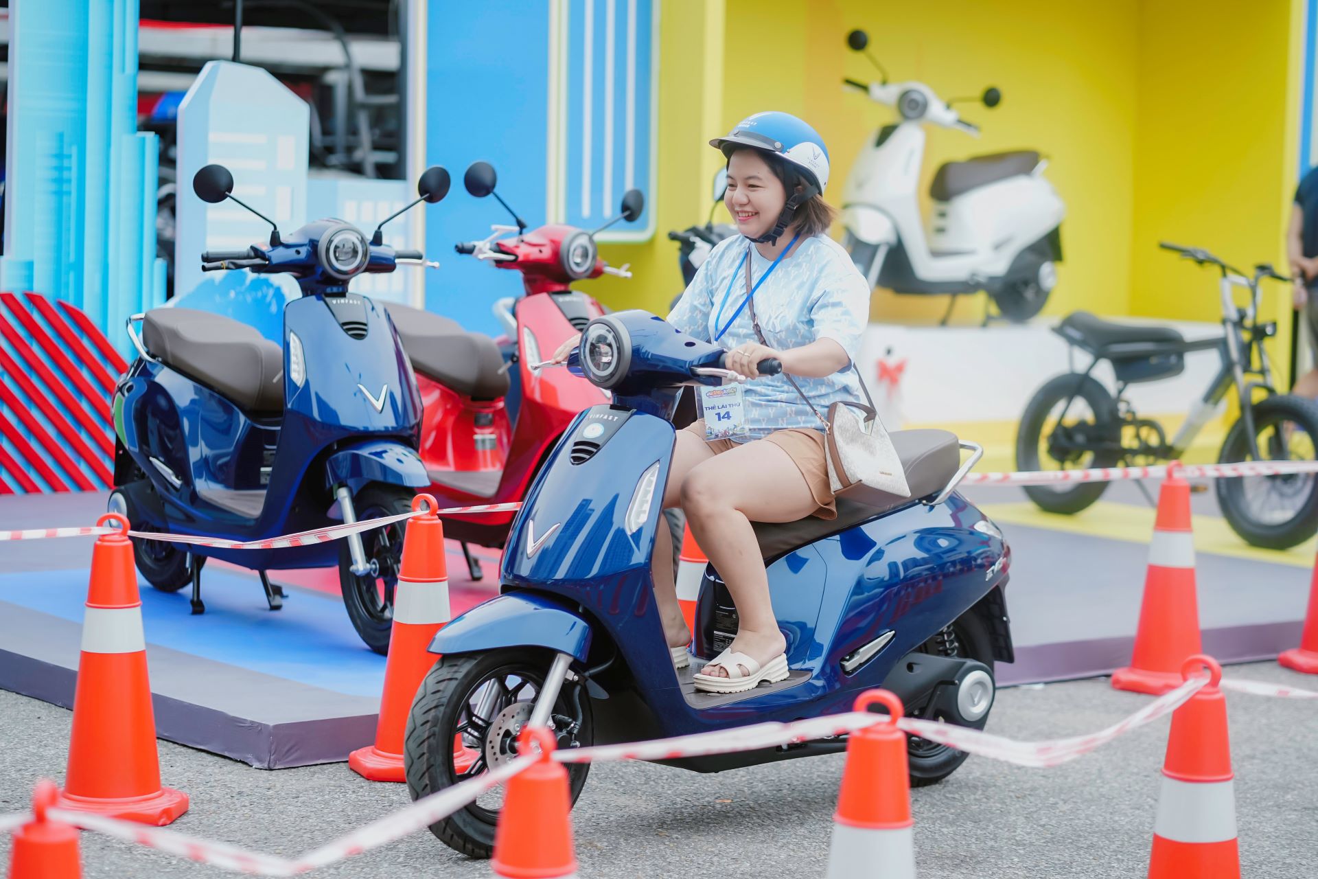Một khách hàng lái thử dòng Evo Neo. Một khách hàng lái thử dòng Evo Neo.