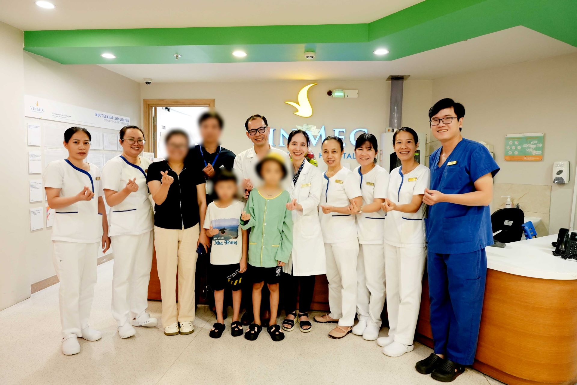 Bệnh nhi và các bác sĩ tại Bệnh viện Vinmec Central Park (TP.HCM) Bệnh nhi và các bác sĩ tại Bệnh viện Vinmec Central Park (TP.HCM)