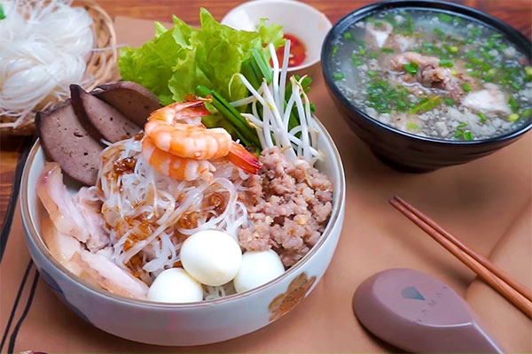 Sợi hủ tiếu dai mềm cùng nước dùng đậm đà. Sợi hủ tiếu dai mềm cùng nước dùng đậm đà.