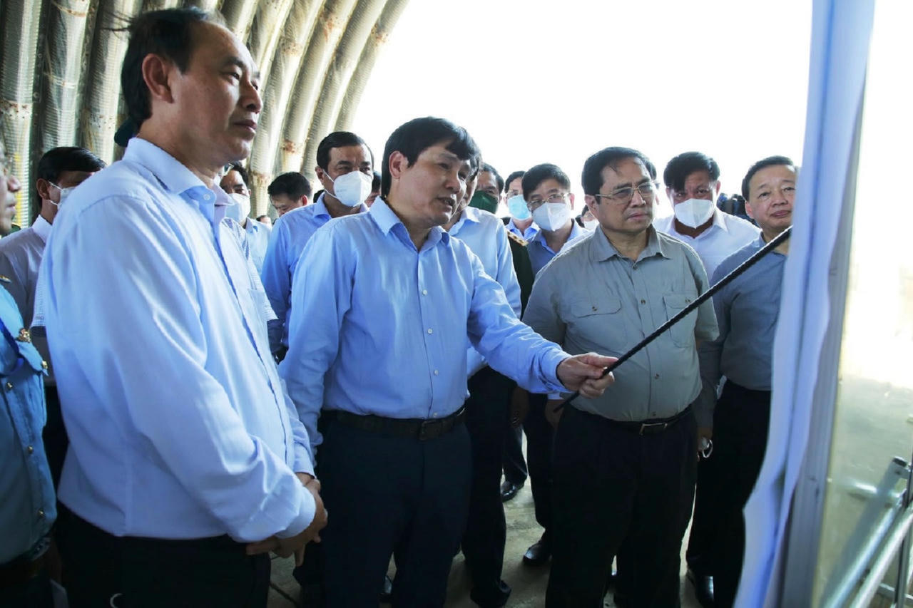 Thủ tướng Phạm Minh Chính cùng Đoàn công tác của Chính phủ khảo sát, nghe phương án đầu tư xây dựng sân bay Chu Lai.