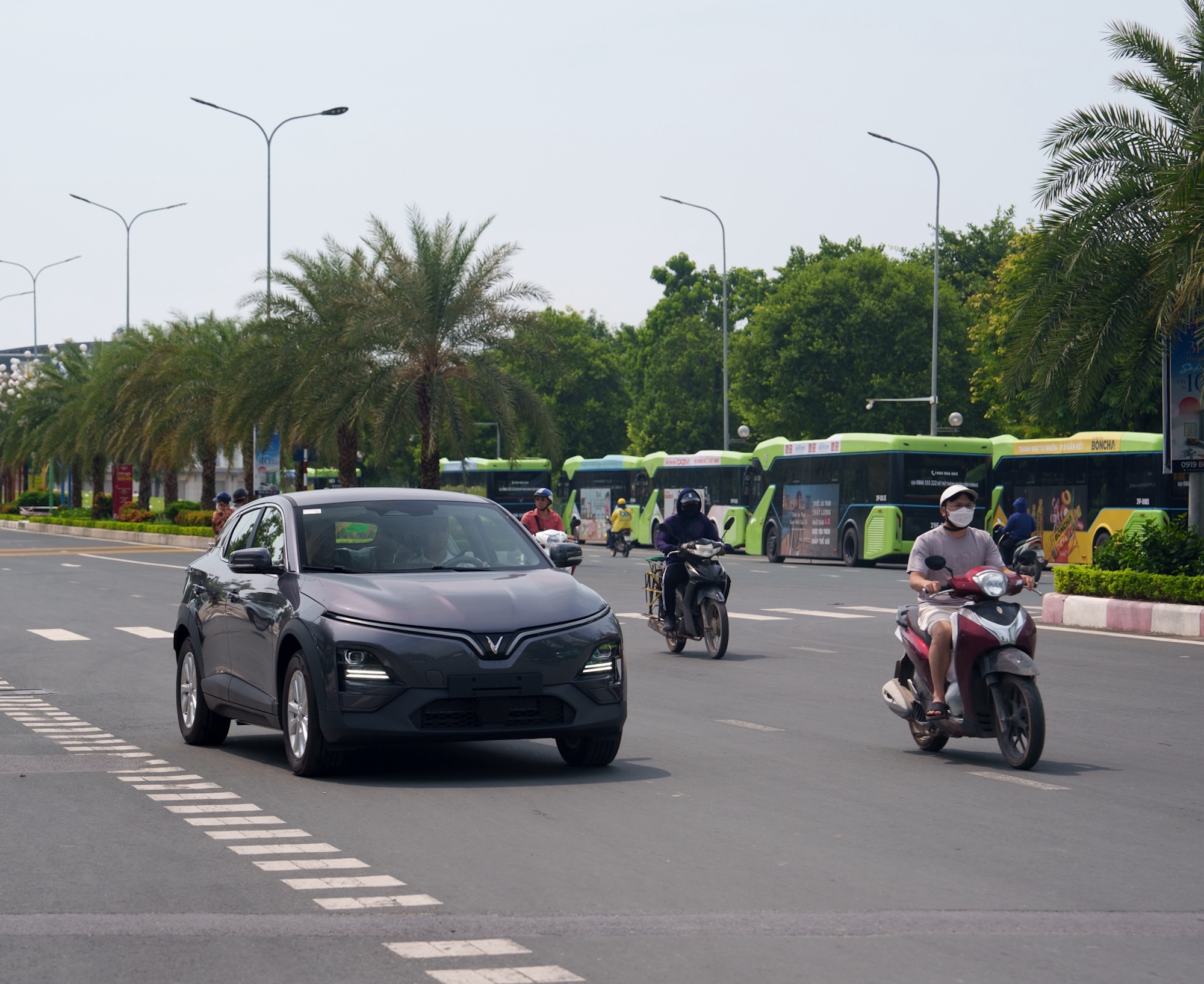 &ldquo;Ng&agrave;y hội trải nghiệm VinFast VF 6&rdquo; l&agrave; chuỗi sự kiện được tổ chức đồng thời tại 100 điểm tr&ecirc;n to&agrave;n quốc gi&uacute;p kh&aacute;ch h&agrave;ng c&oacute; cơ hội được trực tiếp cầm l&aacute;i VF 6 &nbsp;