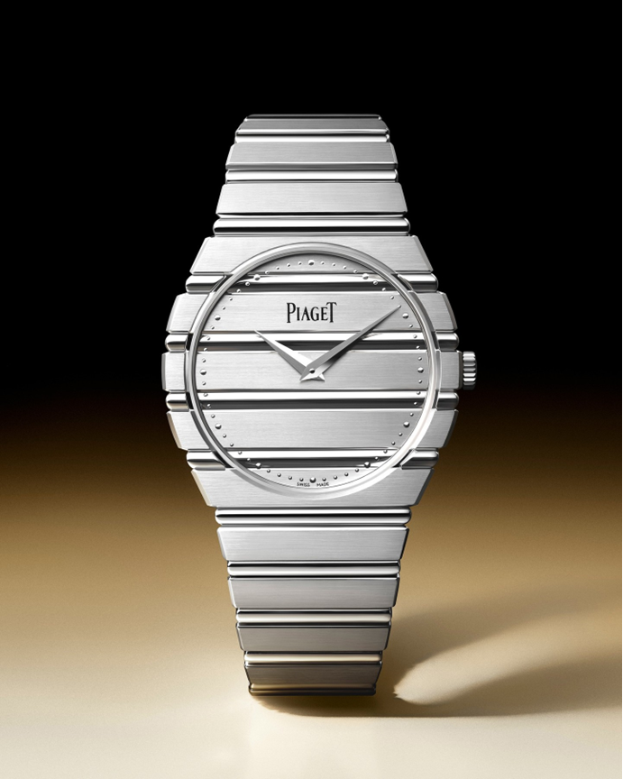 Cả hai lựa chọn Polo 79 đều hướng tới tinh thần thanh lịch – thể thao, trong đó nghiêng nhiều hơn về tính thanh lịch. So với phiên bản vàng vàng, mẫu đồng hồ vàng trắng đem đến một sắc thái “lạnh” tinh tế và khác lạ cho diện mạo. Ánh kim trắng bạc này gợi liên tưởng đến cơn sốt đồng hồ thể thao vỏ thép chưa có dấu hiệu hạ nhiệt trong hơn 10 năm qua. Ảnh: Piaget 