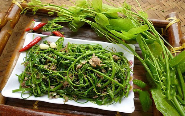 Món rau xào tỏi thơm ngon đặc biệt ở vùng núi đá Cao Bằng.