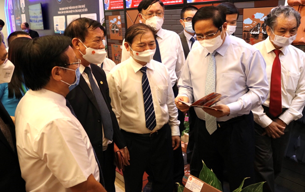 Thủ tướng Chính phủ Phạm Minh Chính tham quan các sản phẩm trưng bày tại gian hàng Gốm Đất Việt. Thủ tướng Chính phủ Phạm Minh Chính tham quan các sản phẩm trưng bày tại gian hàng Gốm Đất Việt.